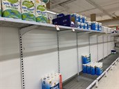 Prázdné regály s toaletním papírem v supermarketu v australském mst Canberra.