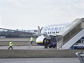 Letadlo spolenosti Ryanair piletlo na letit v Brn-Tuanech z italského...