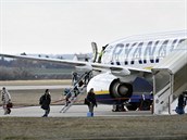 Cestující vystupují z letadla spolenosti Ryanair, které piletlo  na letit...