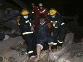 Záchranái vytahují zavalené lidi z trosek po zícení hotelu v ínském mst...
