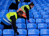 Organizátoi po zápase uklízejí stadion