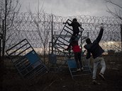 Migranti se snaí pekonat turecko-eckou hranici u msta Pazarkule. Turecký...