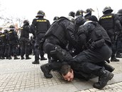 Policisté zasahují proti mui 8. bezna 2020 pi pochodu fanouk praské...
