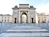 Pohled na bránu zasvcenou Garibaldimu (Porta Garibaldi) v Milánu. Msto módy...