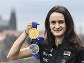 Martina Sáblíková ukazuje zlatou a stíbrnou medaili, které získala na svtovém...