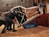 Sthování klavíru Steinway do budovy Janákovy filharmonie v Ostrav.