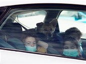 Dti s roukami na ústech koukají pes okno auta v izraelské Haif.