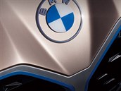 Nové logo BMW na elektromobilu Concept i4.