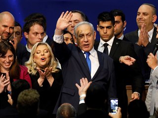 Izraelsk premir Benjamin Netanjahu oslavuje vtzstv ve volbch.