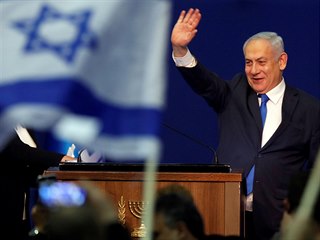 Izraelsk premir Benjamin Netanjahu oslavuje vtzstv v parlamentnch volbch.