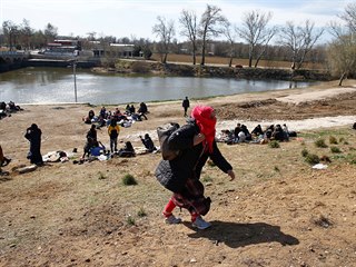 Migranti u eky Tunda v Turecku.