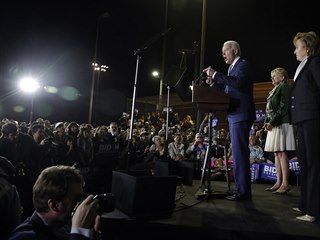 Demokratick prezidentsk kandidt Joe Biden mluv v Los Angeles.