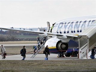Cestujc vystupuj z letadla spolenosti Ryanair, kter piletlo na letit...