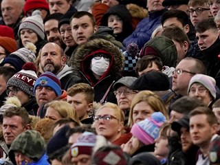 Fanouci fotbalu se brn proti nakaen koronavirem