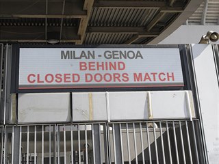 Npis na stadionu San Siro v Miln upozoruje, e zpas se hraje bez divk na...