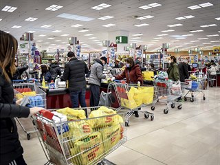 Lid nakupuj potraviny v obchodnm supermarketu v Milnu, zsobuj se kvli...