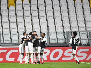 Juventus zdolal ve lgru italsk fotbalov ligy 2:0 Inter Miln a vrtil se na...