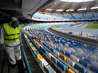 Dezinfekce fotbalovho stadionu v Neapoli.