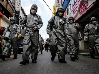 Jihokorejt vojci dezinfikuj ulici v Soulu.