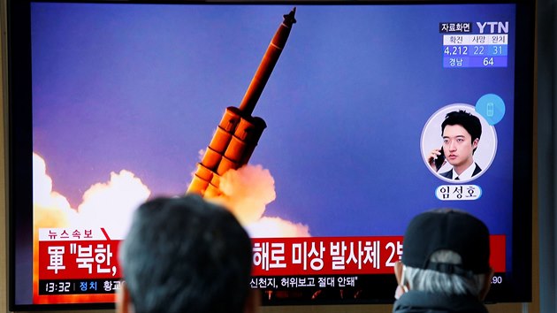 Lidé sledují televizní reportá o odpálení raket v Severní Koreji.