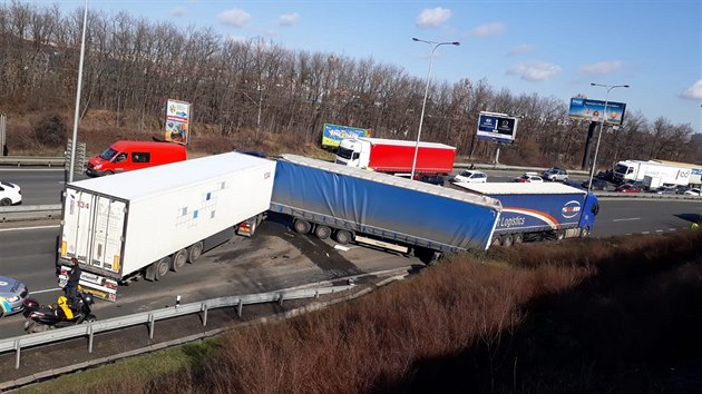 Nehoda tí kamion zablokovala Jiní spojku na Hradec Králové.