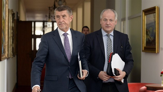 Zleva premiér Andrej Babi a námstek ministra zdravotnictví Roman Prymula.