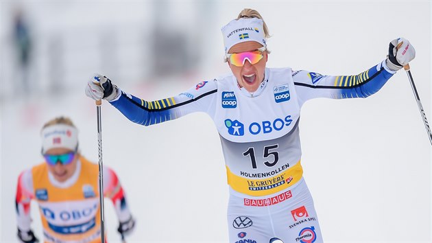 Norská ly�a�ka Therese Johaugová slaví pot�etí v karié�e k�i��álový glóbus,...