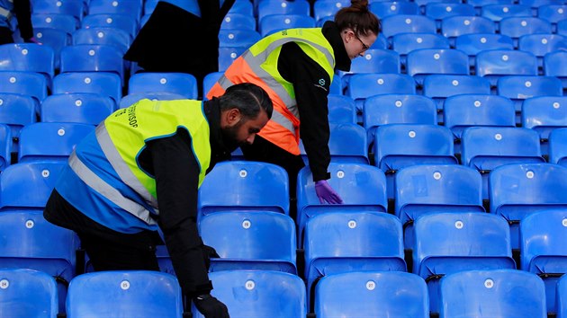 Organizátoi po zápase uklízejí stadion