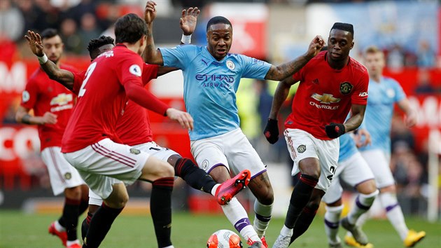 Raheem Sterling se snaí prodrat obranou United