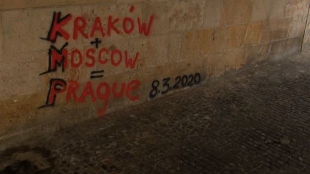 Na Karlov most se pravdpodobn pes víkend objevilo dalí graffiti