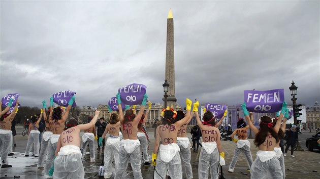 eny protestovaly za rovnoprávnost na francouzském námstí Place de la Concorde.