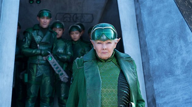 Snímek Artemis Fowl (2020). Re�ie: Kenneth Branagh.