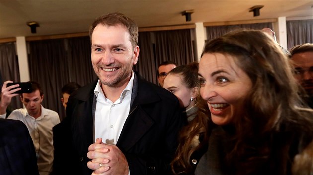 Lídr OLaNO Igor Matovi a jeho manelka Pavlína picházejí do volebního tábu...