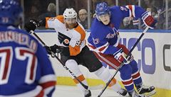 Jakub Voráek a Adam Fox z New York Rangers.