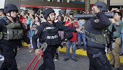 Policie se připravuje na vstup do obchodního centra, kde muž drží rukojmí. | na serveru Lidovky.cz | aktuální zprávy