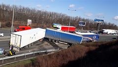 Nehoda t�í kamion� zablokovala Ji�ní spojku na Hradec Králové.