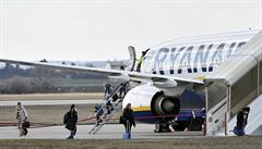 Cestující vystupují z letadla společnosti Ryanair, které přiletělo  na letiště... | na serveru Lidovky.cz | aktuální zprávy