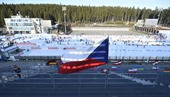 Lidé z organizaního výboru 5. bezna 2020 rozvsili vlajky na prázdné tribun...