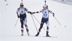 eské závodnice Lucie Charvátová (vlevo) a Eva Kristejn Puskaríková.