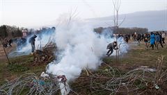 Řeckou hranici z Turecka se pokusily opět překonat stovky lidí, obě strany použily slzný plyn