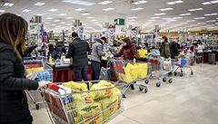 Lidé nakupují potraviny v obchodním supermarketu v Milánu, zásobují se kvli...