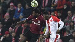 Zleva Benjamin Tetteh ze Sparty a Ibrahim Traoré ze Slavie.