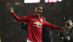Odion Ighalo z United slaví gól do sít� m�stského rivala