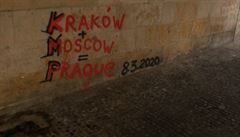 Na Karlově mostě se pravděpodobně přes víkend objevilo další graffiti | na serveru Lidovky.cz | aktuální zprávy