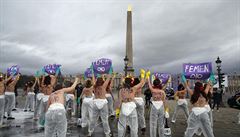 Ženy protestovaly za rovnoprávnost na francouzském náměstí Place de la Concorde.