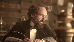Z filmu Vášeň mezi řádky. Ralph Fiennes jako Charles Dickens