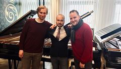 Janákova filharmonie si v Hamburku si vybírá nový klavír Steinway.