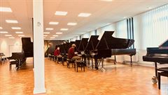Janákova filharmonie si v Hamburku si vybírá nový klavír Steinway.