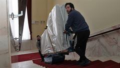 Sthování klavíru Steinway do budovy Janákovy filharmonie v Ostrav.