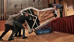 Sthování klavíru Steinway do budovy Janákovy filharmonie v Ostrav.